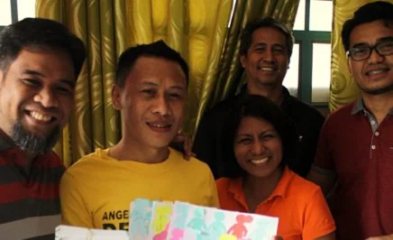 Amnesty Philippines staff visit Jerryme Corre along with his wife to deliver letters from Amnesty activists across the world. © Amnesty International